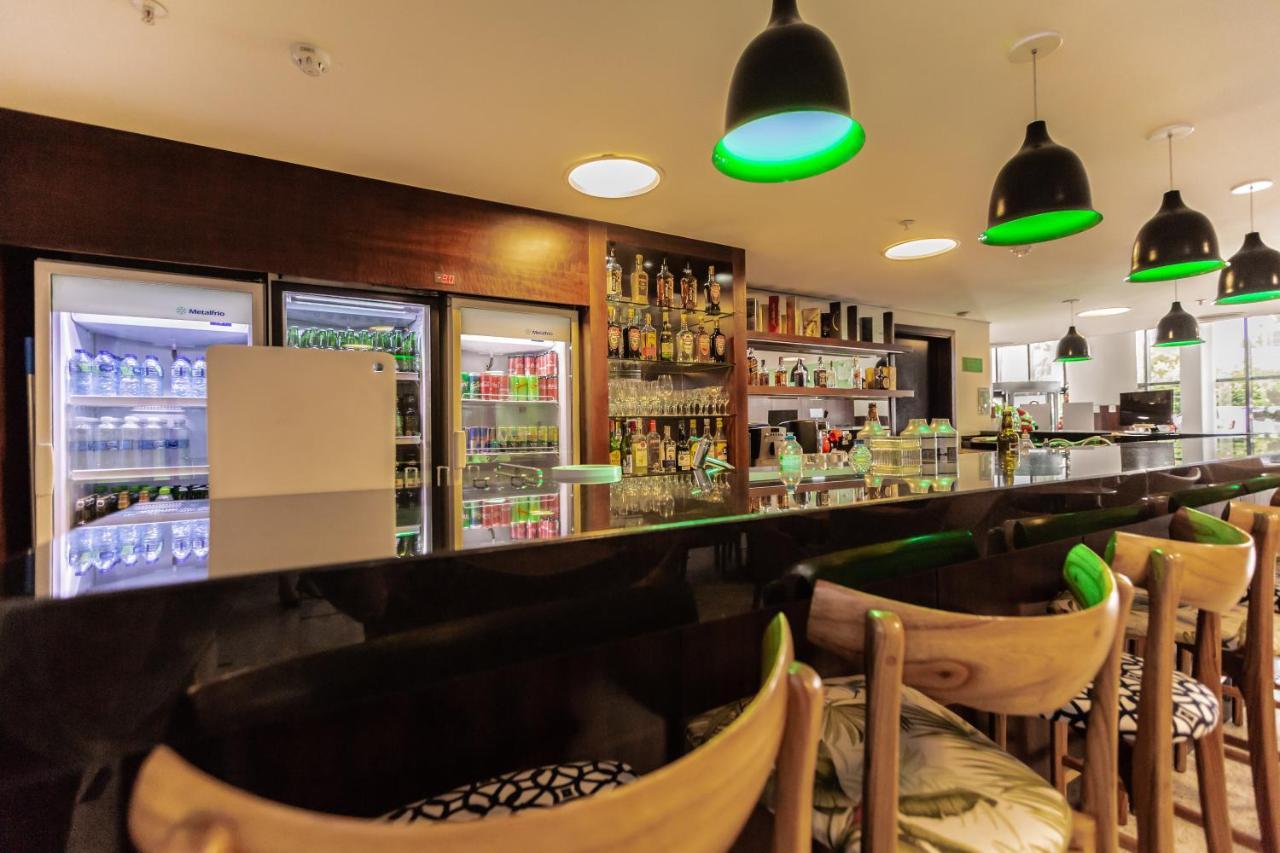 홀리데이 인 익스프레스 쿠이아바 호텔 외부 사진 The bar at the hotel