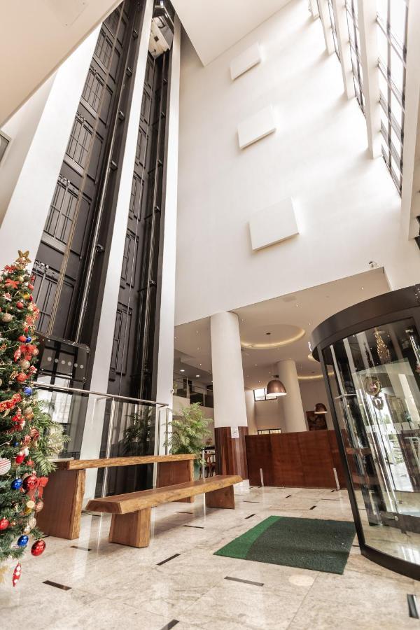 홀리데이 인 익스프레스 쿠이아바 호텔 외부 사진 The interior of the hotel
