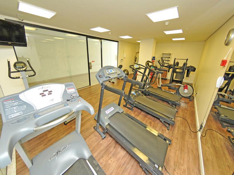 홀리데이 인 익스프레스 쿠이아바 호텔 외부 사진 The gym at the school