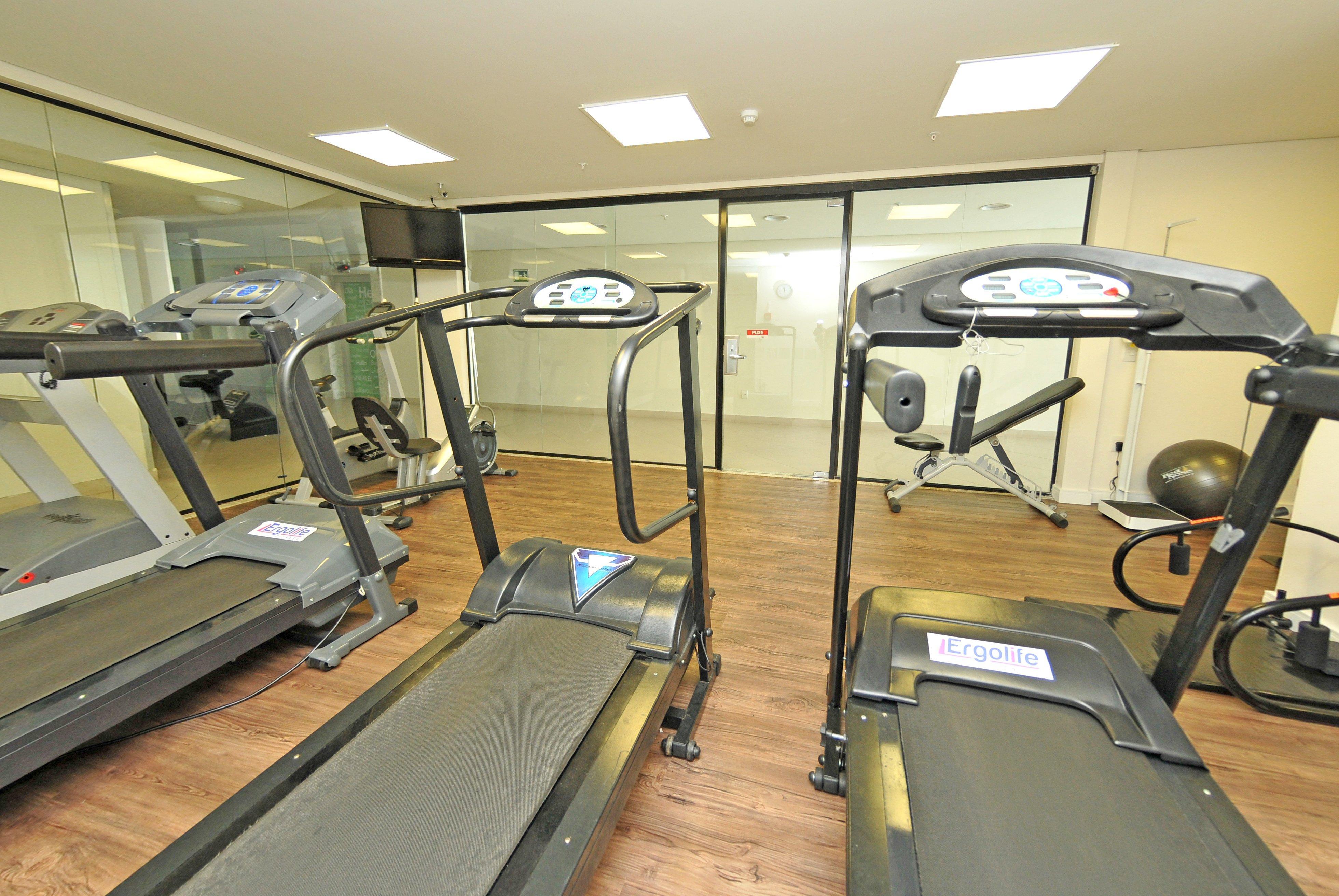 홀리데이 인 익스프레스 쿠이아바 호텔 외부 사진 A treadmill