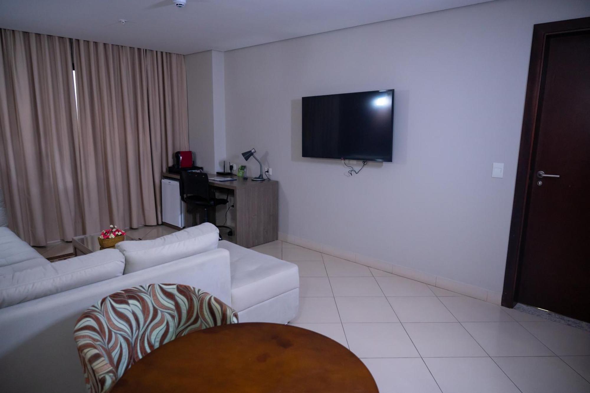 홀리데이 인 익스프레스 쿠이아바 호텔 외부 사진 A living room with a television set