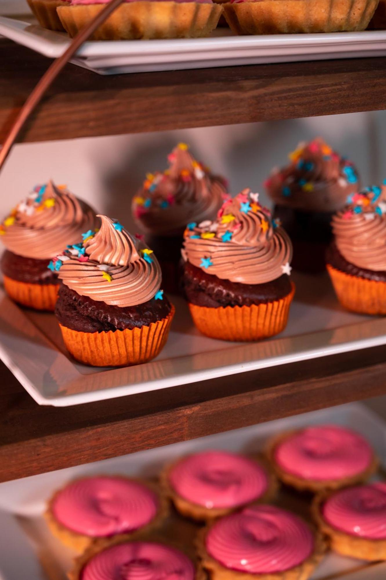 홀리데이 인 익스프레스 쿠이아바 호텔 외부 사진 Chocolate cupcakes