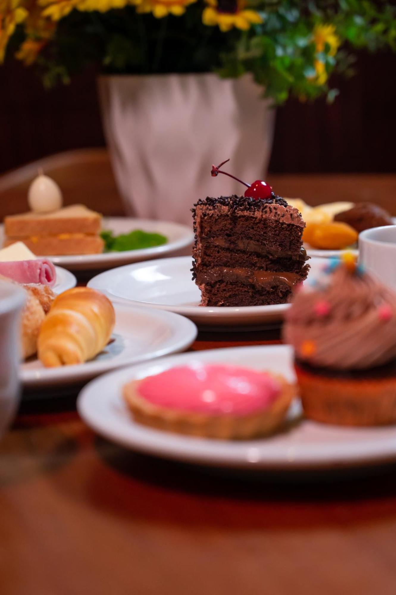 홀리데이 인 익스프레스 쿠이아바 호텔 외부 사진 A selection of cakes