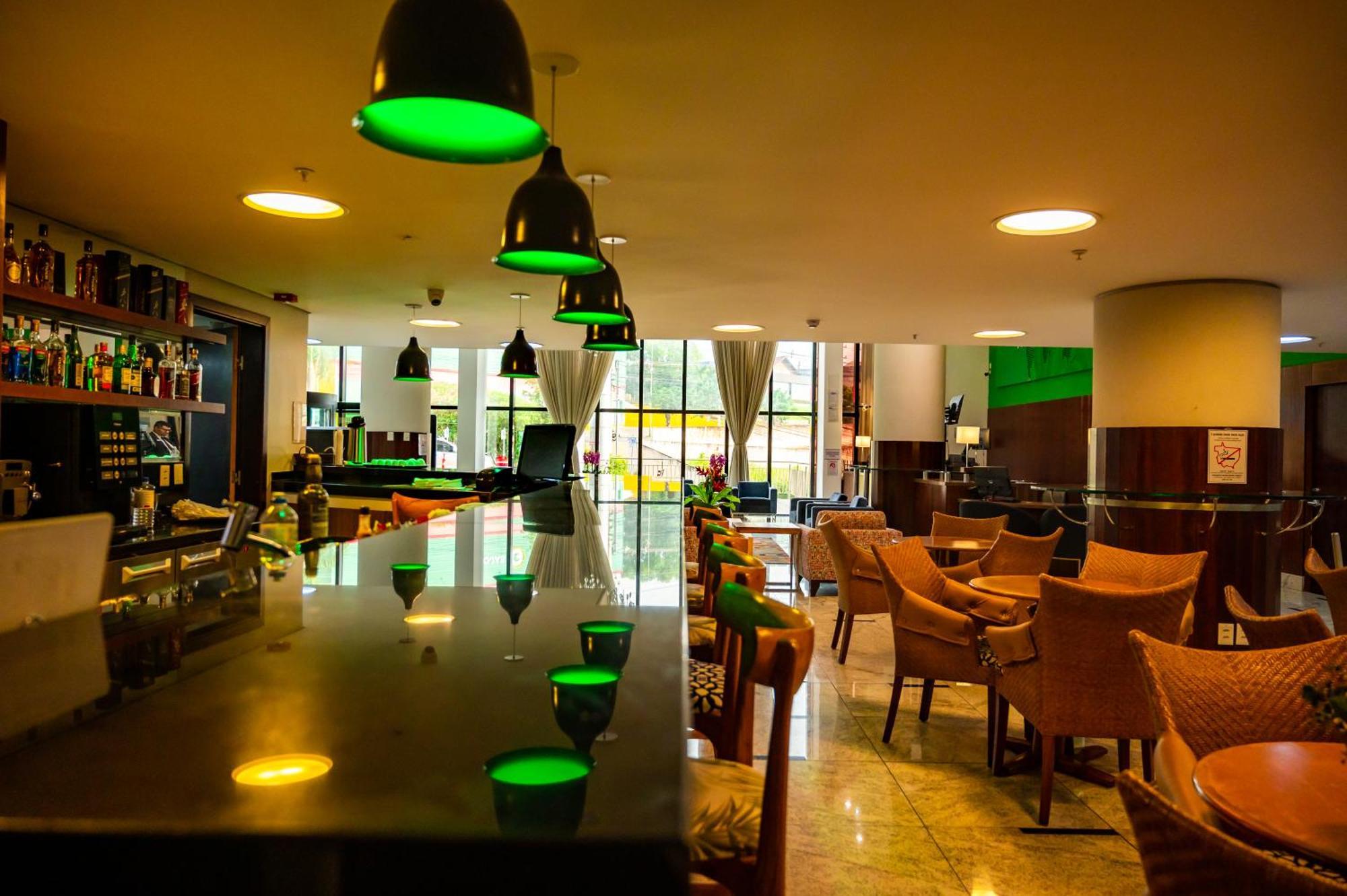 홀리데이 인 익스프레스 쿠이아바 호텔 외부 사진 The bar at the hotel