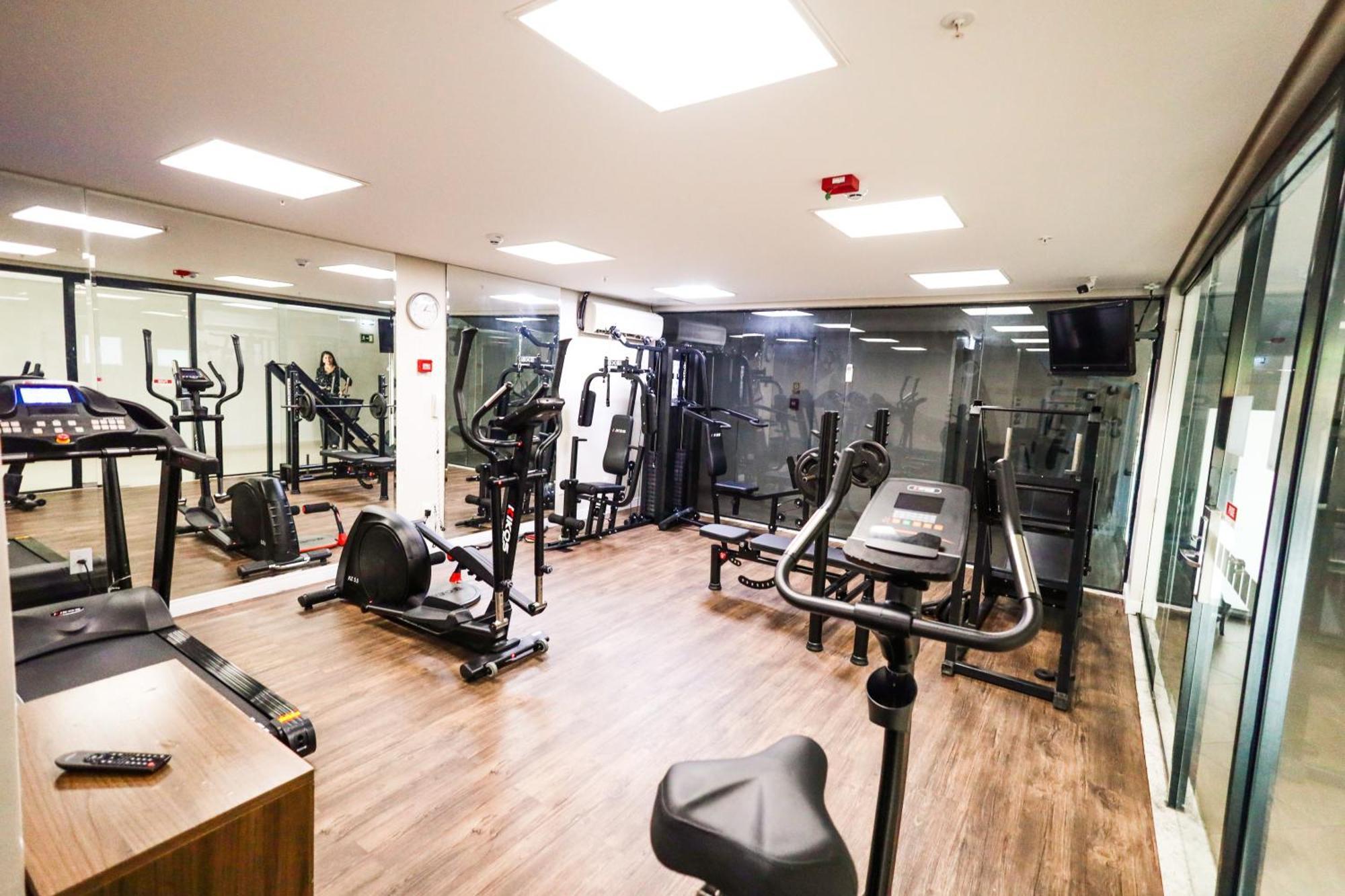 홀리데이 인 익스프레스 쿠이아바 호텔 외부 사진 The gym at the London Business School