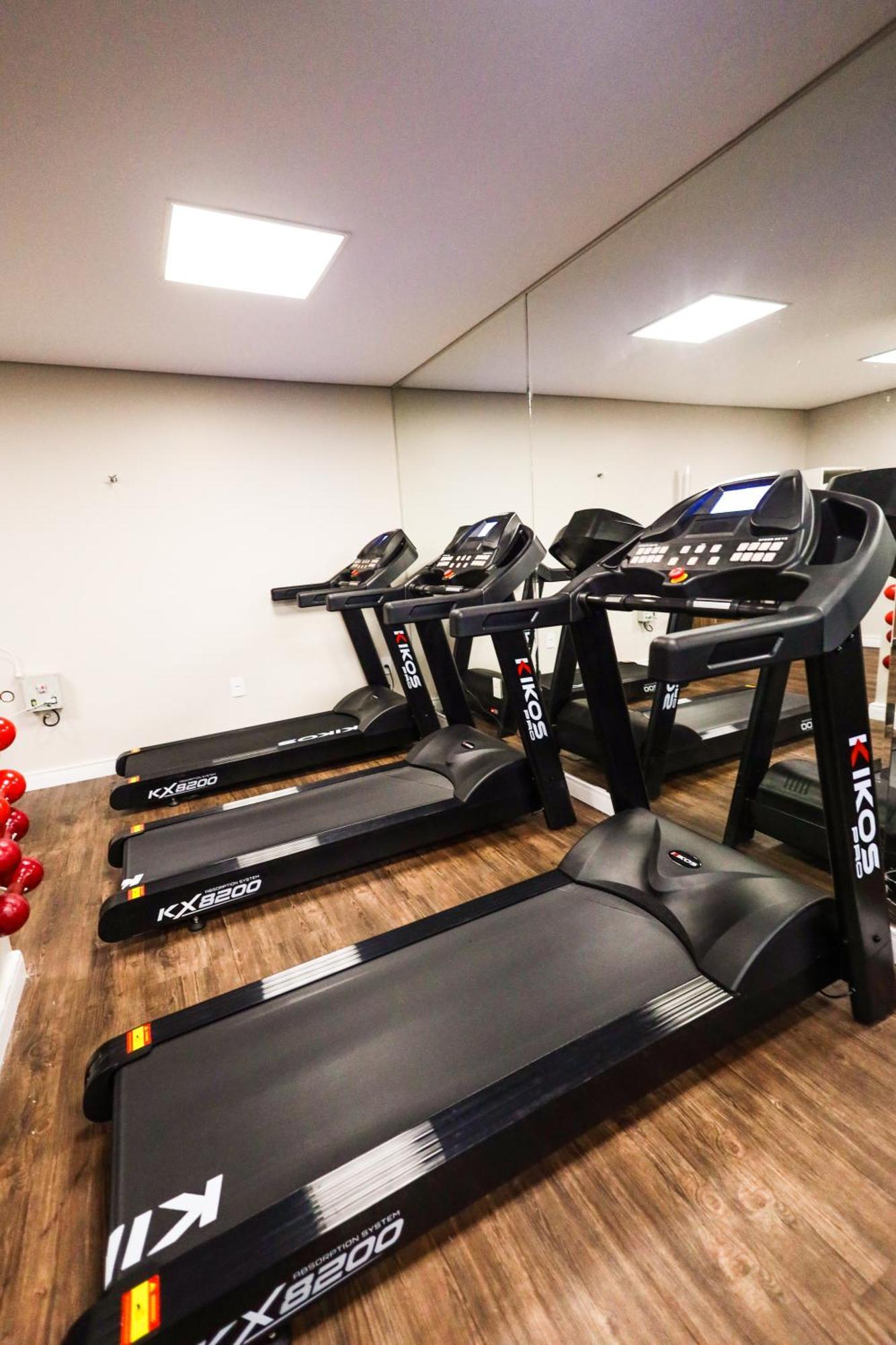 홀리데이 인 익스프레스 쿠이아바 호텔 외부 사진 A treadmill