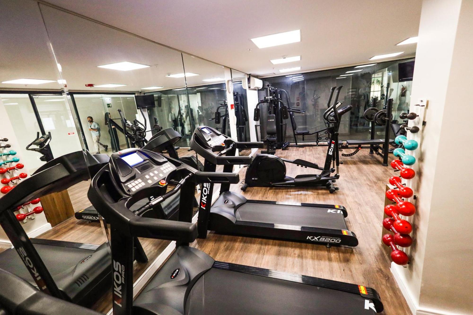 홀리데이 인 익스프레스 쿠이아바 호텔 외부 사진 The gym at the hotel