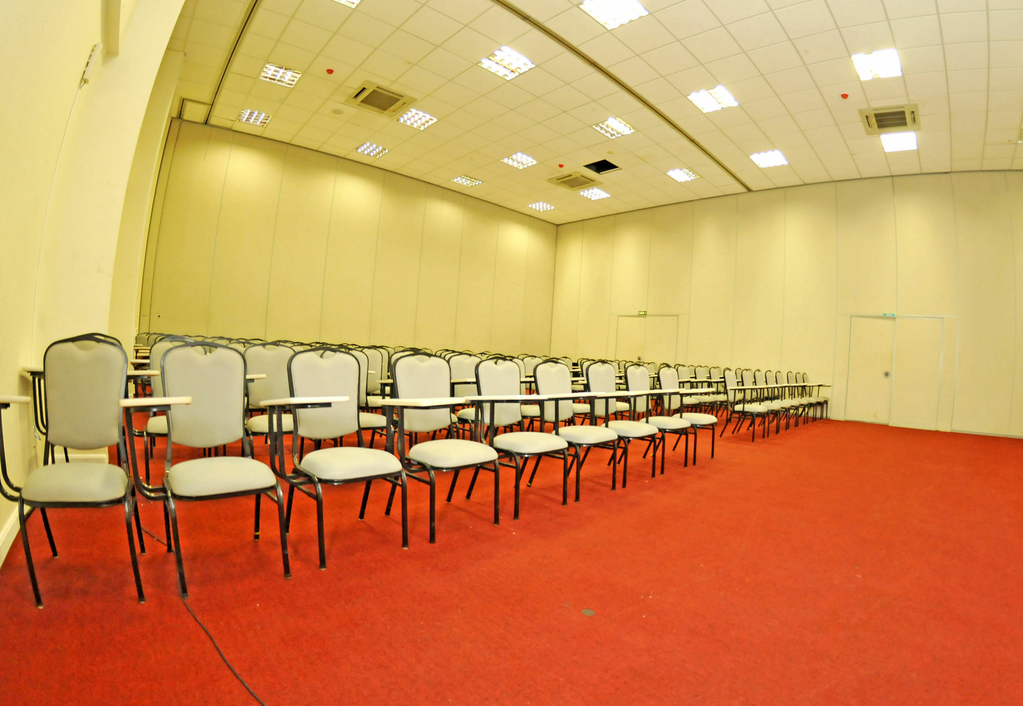 홀리데이 인 익스프레스 쿠이아바 호텔 외부 사진 The main conference room