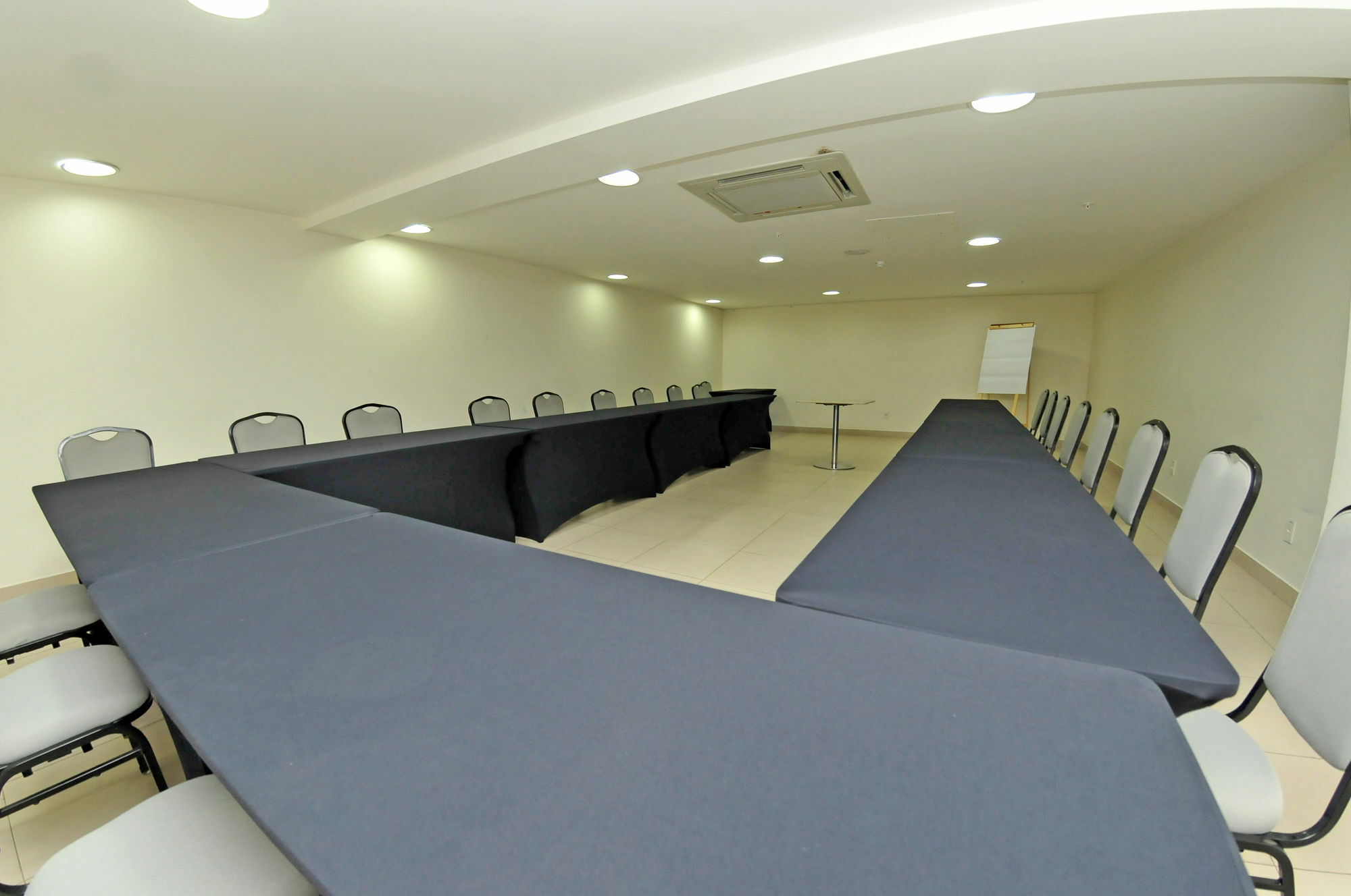 홀리데이 인 익스프레스 쿠이아바 호텔 외부 사진 A meeting room