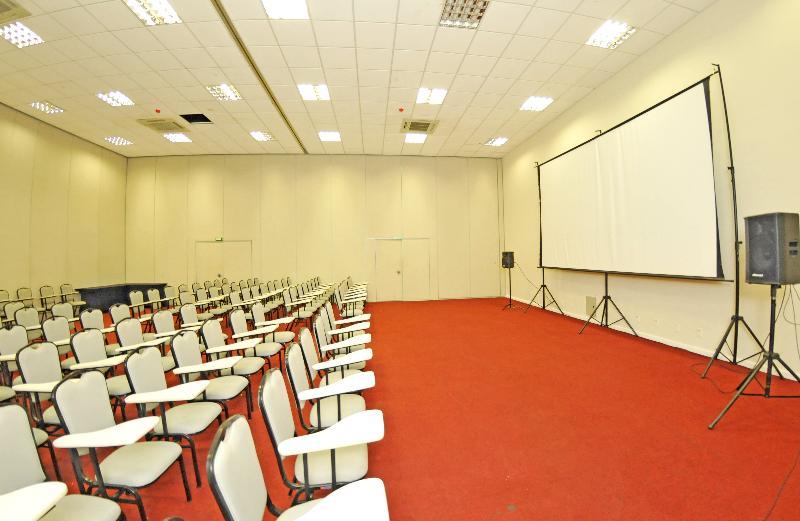 홀리데이 인 익스프레스 쿠이아바 호텔 외부 사진 A typical classroom at the university