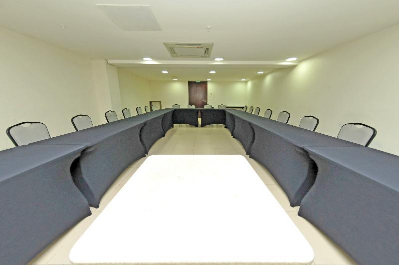 홀리데이 인 익스프레스 쿠이아바 호텔 외부 사진 A meeting room